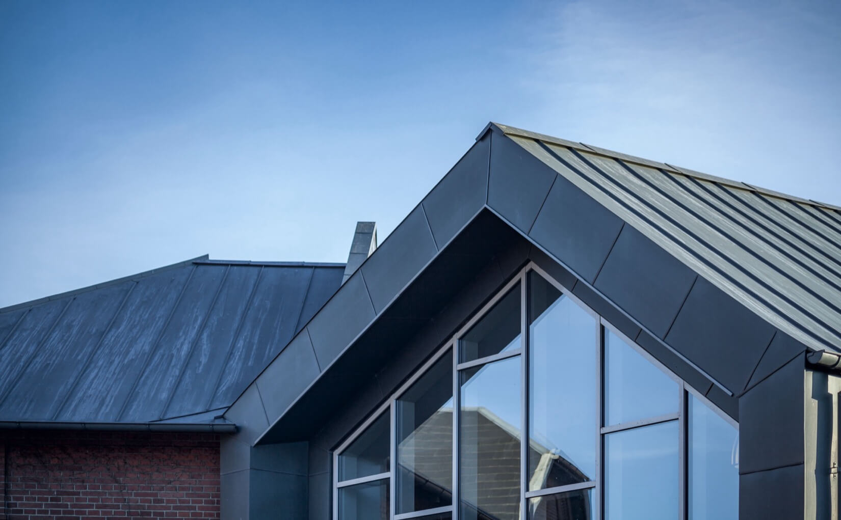 Ett modernt arkitektritat hus klätt i bandplåt